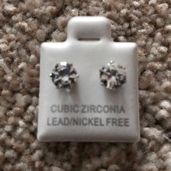 Cubic zirconia diamond earrings - Picture 7 of 8